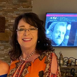 Meet your Posher, Mona